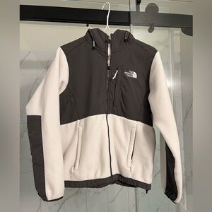 Women’s NorthFace Denali Jacket w/ Hood